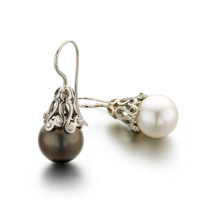 oorhanger met zware tahiti parel en witte zuidzee parel in 19 kt witgoud