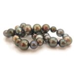 prachtig tahiti parels snoer, met peacock kleuren en een bajonet sluiting, onzichtbaar dus