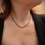 elegant collier van zwarte ruwe diamant met mooi witgouden sluiting