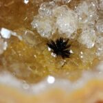 goethite insluitsel in kwarts geode