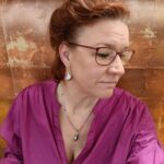 roze/paarse edison parels aan 18 kt roodgouden moustachique wisselsysteem oorbellen