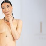 Amy DI SAlvatore with the tahitian pearl pendant set with diamonds in rosegold photo bij Cornelis Blokbergen