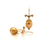 18 kt geelgouden oorhangers met zuidzeeparels, gegranuleerd